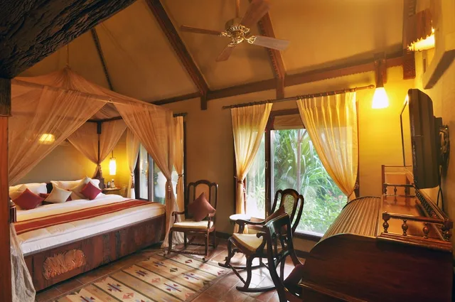 جناح رئاسي بسرير كينج بإطلالة على البحيرة بشرفة، Vedic Village Spa Resort 2/2