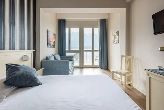 غرفة كومفورت ثلاثية بإطلالة على البحيرة، HOTEL SPLENDID PALACE 3/5
