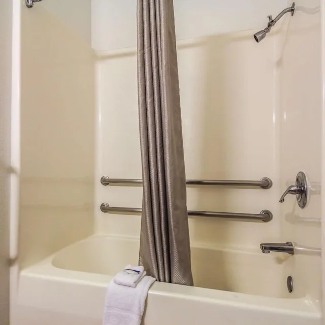 1 King Bed - Mobil Access Tub Nsmk Micfridg, Motel6 New Braunfels, TX 9/9