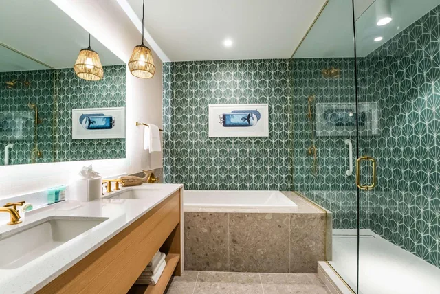 غرفة بسرير كينج بشرفة مع أريكة بمطبخ، Embassy Suites By Hilton Orlando Sunset Walk 5/10