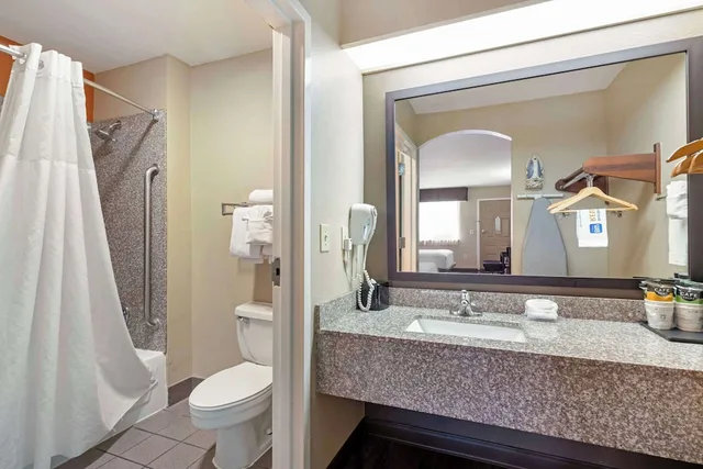 Standard, 2 Queen Beds, Smoking, Best Western Inn & Suites New Braunfels 5/7