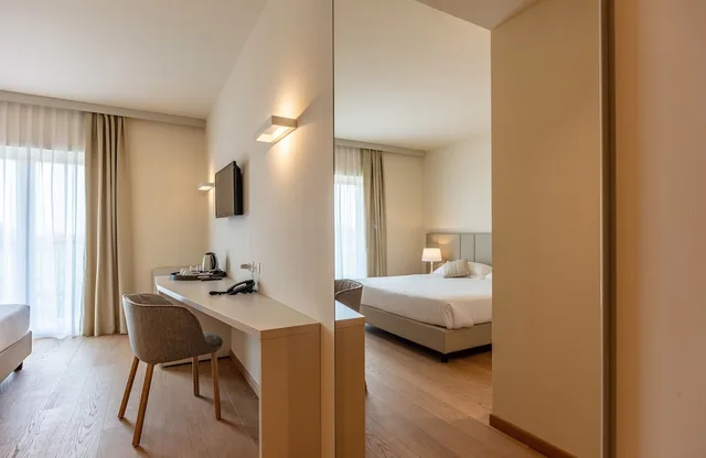 غرفة كومفورت ثلاثية بسرير مزدوج وسرير فردي، Leonardo Hotel Lago di Garda - Wellness and Spa 3/5