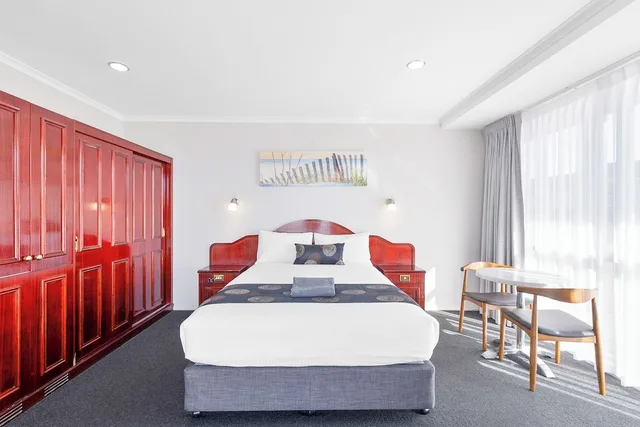 غرفة سوبيريور كبيرة بسرير كوين وسرير فردي بإطلالة على البحر بشرفة، Best Western Port Lincoln 3/5