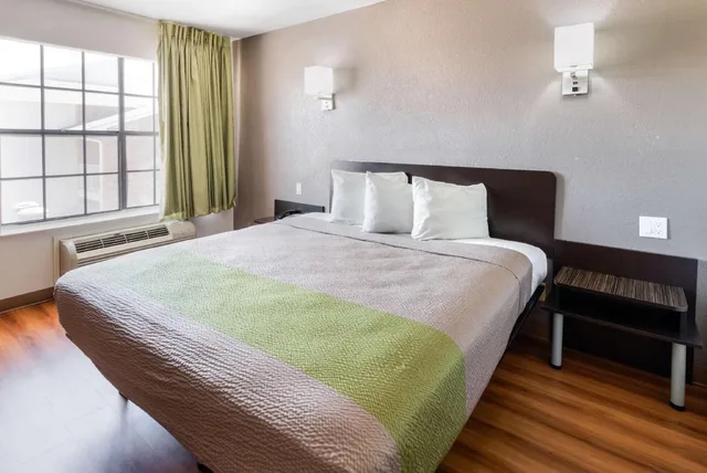 غرفة بسرير كينج بمطبخ، Studio6 Arlington, TX 4/10