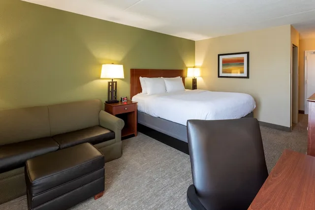 غرفة قياسية بسرير كينج مع أريكة، Best Western Fairmont 5/9