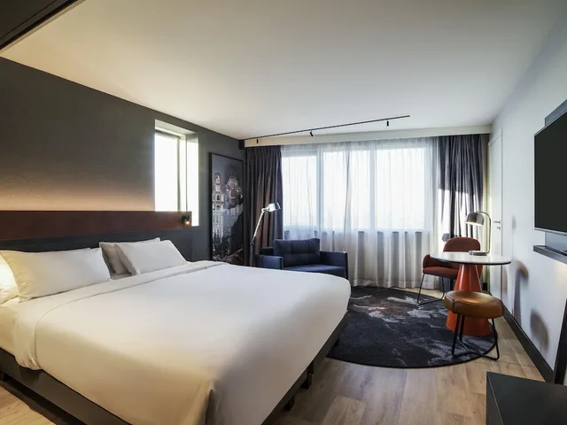 غرفة بريفيليج ثلاثية بسرير مزدوج مع أريكة، Mercure Amsterdam City Hotel 2/7