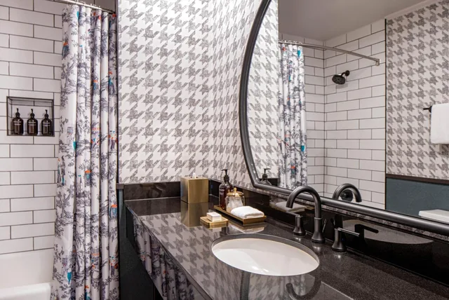 غرفة داخلية بسرير كوين، Pelham Hotel New Orleans 4/5