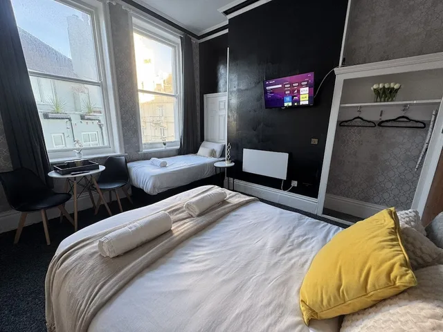 غرفة قياسية ثلاثية بسرير مزدوج وسرير فردي، OYO Marine Parade Hotel Eastbourne Pier 1/10