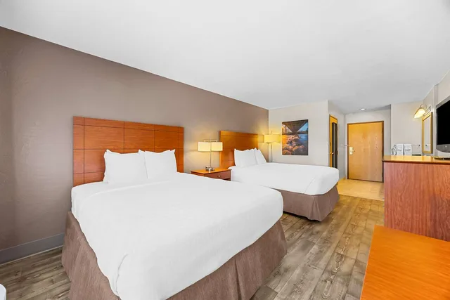 Room, 2 Queen Beds, Bathtub, Accessible, Best Western Inn At The Rogue 2/3