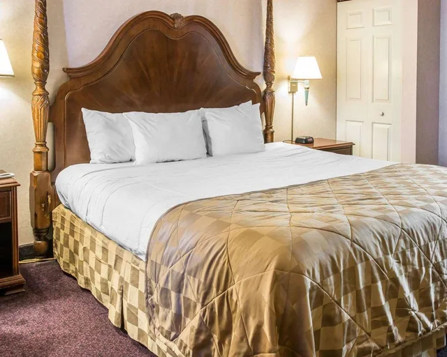 Leisure, Suite, 1 King and 2 Queen Beds, Clarion Hotel Mackinaw City Beachfront 1/3