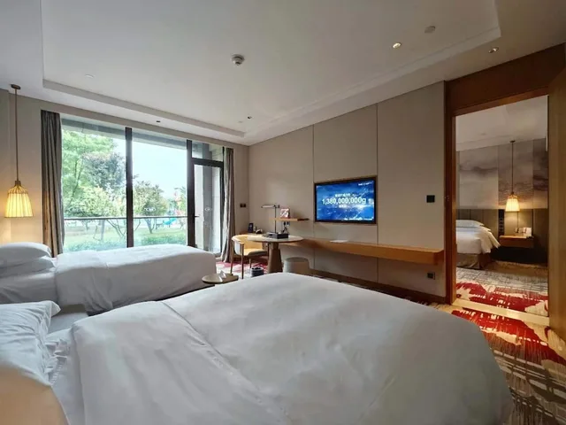 غرفة قياسية بسريرين منفصلين بإطلالة على الحديقة، Crowne Plaza Huzhou 1/2