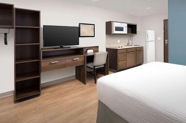 Room, Queen Bed, Accessible, WoodSpring Suites Chicago Tinley Park 2/6