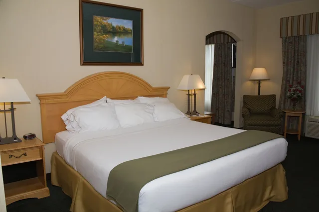 جناح بسرير كينج بحوض جاكوزي، Holiday Inn Express Hotel Amp Suites Watertown Thousand Island 3/6