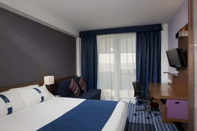 Standard, Double Bed, Sofa, Smoking, Holiday Inn Express Madrid - Leganes 2/4