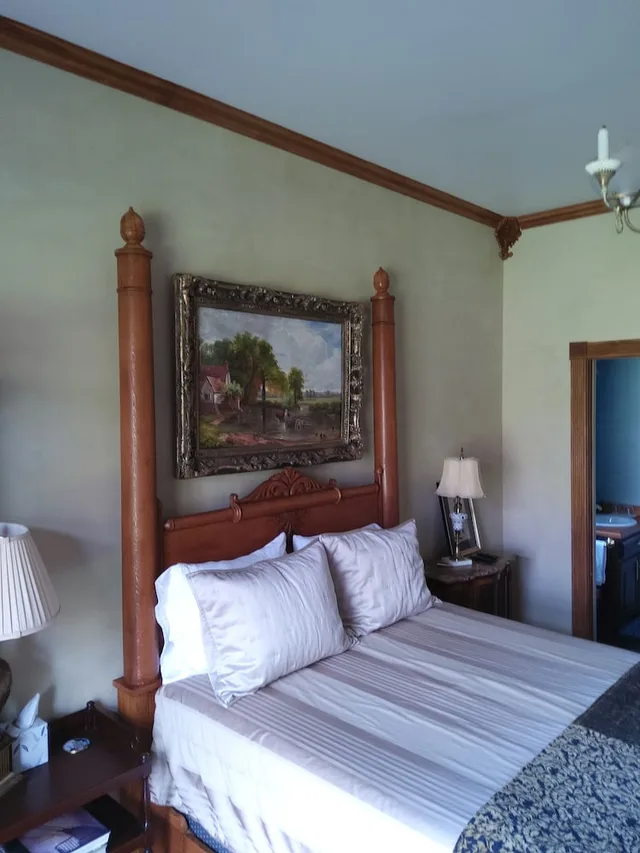 Oak, Queen Bed، Inntiquity A Country Inn 1/3