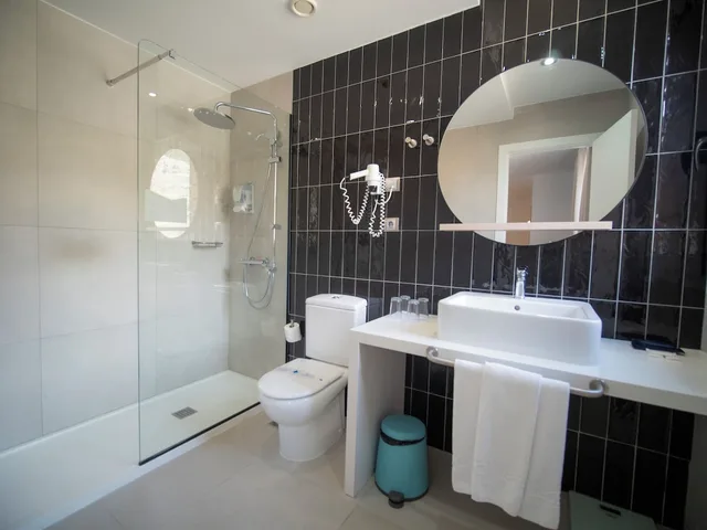 غرفة رباعية بسريرين منفصلين مع أريكة، Hotel Roc Meler 4/4