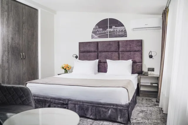 غرفة قياسية بسرير كينج بشرفة، Median Hotel City Center Yerevan 3/8