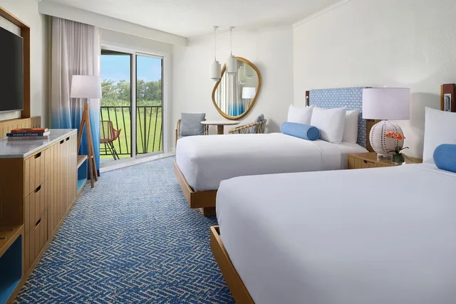 غرفة سيغنتشر بسريرين كوين بإطلالة جزئية على البحر، OUTRIGGER Kauai Beach Resort & Spa 2/5