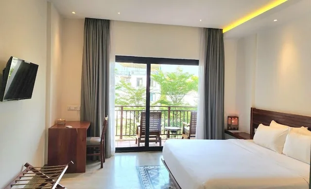 غرفة ديلوكس بسرير كينج بإطلالة على المسبح، DACO Hotel 2/10
