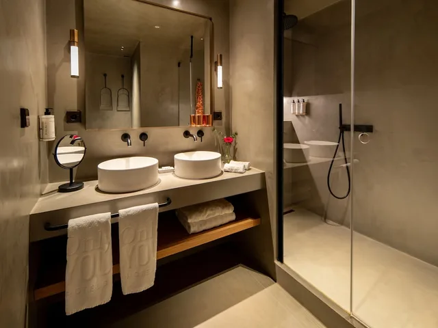 غرفة ديلوكس ثلاثية بفراش فوتون وسرير كينج وسرير فردي، ONLY YOU HOTEL MALAGA 4/5
