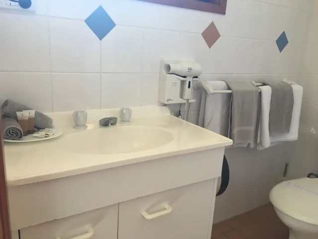 غرفة بسرير كوين وسرير فردي، Bridge View Motel 9/9
