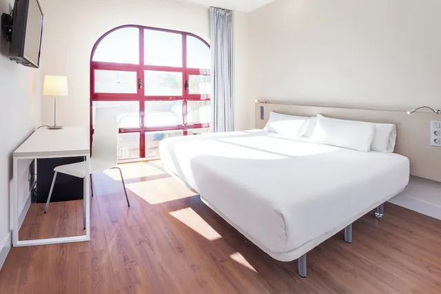 غرفة ديلوكس بسرير مزدوج، B&B HOTEL Madrid Fuenlabrada 1/2
