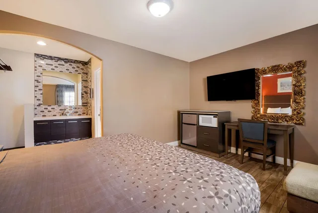 غرفة بسرير كينج، Rodeway Inn Near Coachella 3/4