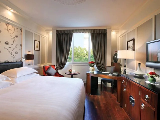 غرفة فاخرة بسرير كوين، Sofitel Legend Metropole Hanoi Hotel 1/6