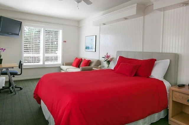 Deluxe, Queen Bed, Sofa, The Sea View Inn At The Beach 2/3