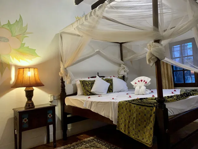 غرفة قياسية بسرير كوين بإطلالة على المسبح بشرفة، Kenyan House Boutique Hotel 5/10