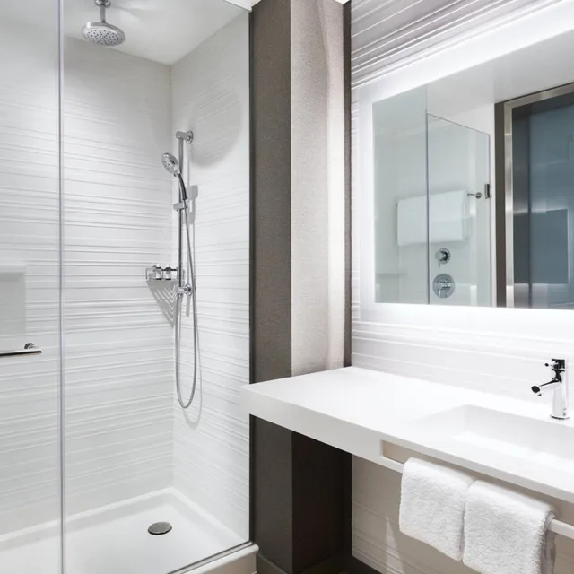 Room, 2 Queen Beds, Partial Water View, Accessible، Ac Hotel Portland Downtown Waterfront By Marriott 4/4
