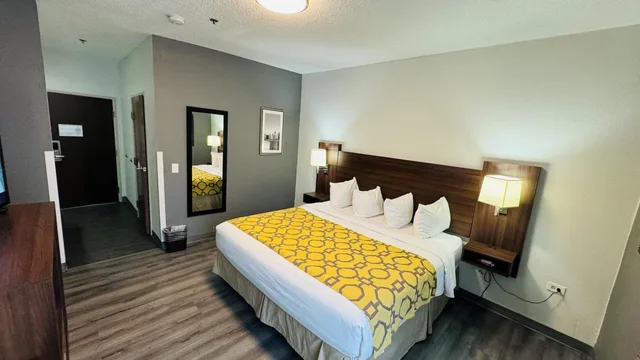 غرفة بسرير كينج لذوي الإعاقة، Baymont by Wyndham Chicago/Calumet City 3/9
