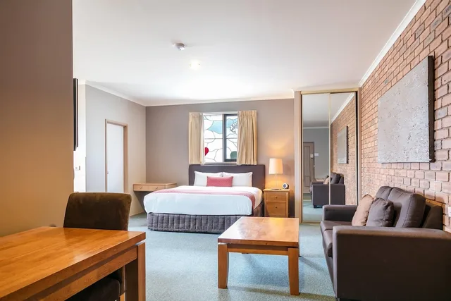 غرفة قياسية بسرير مزدوج وسريرين منفصلين في الطابق الأرضي، Quality Inn Colonial 3/8