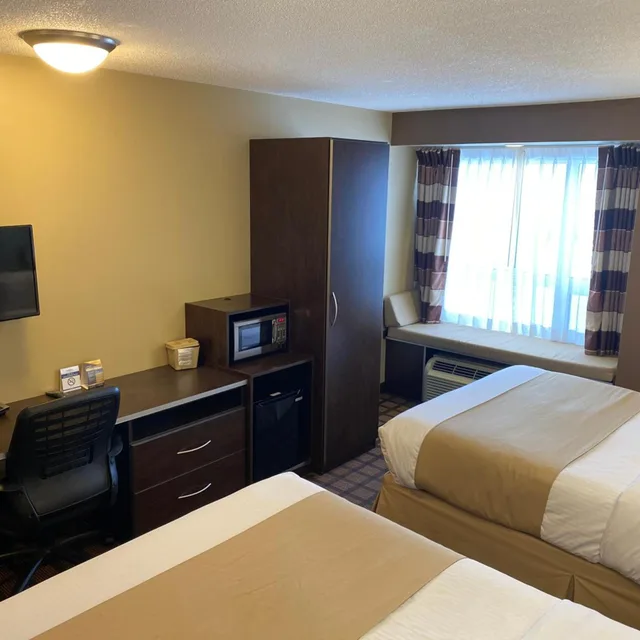 غرفة بسرير كينج وسريرين كوين، Microtel Inn Suites By Wyndham Timmins 7/10