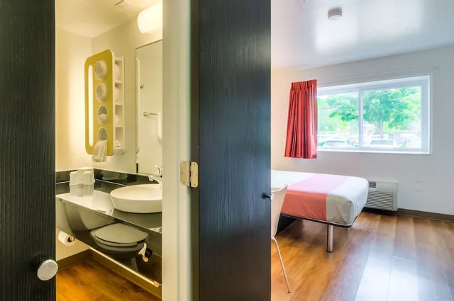 Deluxe, Queen Bed, Motel6 Arlington Heights, IL - Chicago North Central 7/7