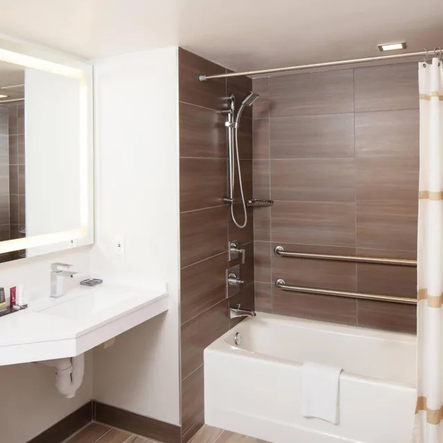 غرفة بسرير كينج بحوض استحمام لذوي الإعاقة، Minneapolis Marriott Southwest 5/5