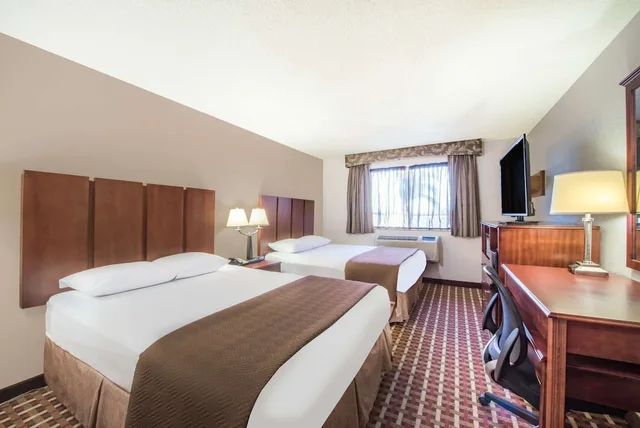 غرفة قياسية بسريرين كوين، Super 8 by Wyndham Harlingen TX 2/3