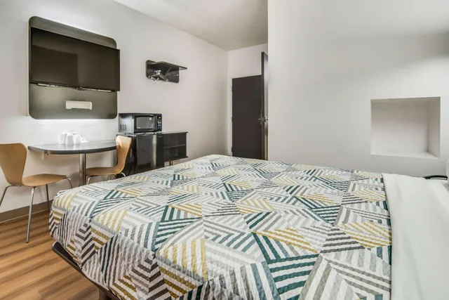 1 Queen Bed - Mobility Accessible Tub Nsmk، Motel6 Cleburne, TX 4/8