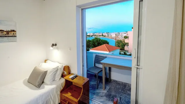 غرفة قياسية ثلاثية بثلاثة أسرّة بإطلالة جزئية على البحر، Klinakis Beach Hotel 7/10