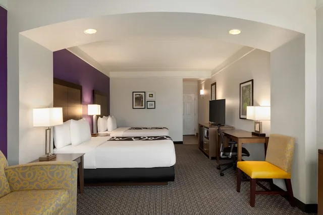 غرفة بسريرين مزدوجين، La Quinta Inn & Suites by Wyndham Arlington North 6 Flags Dr 1/9