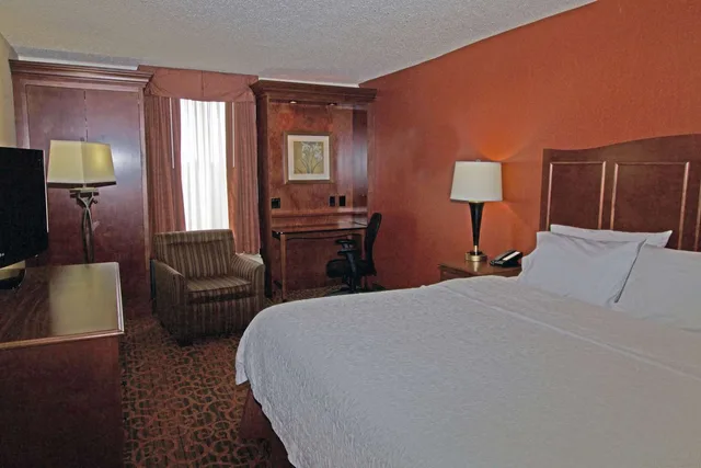 Room, King Bed, Hampton Inn Norfolk/Chesapeake (Greenbrier Area) 1/2