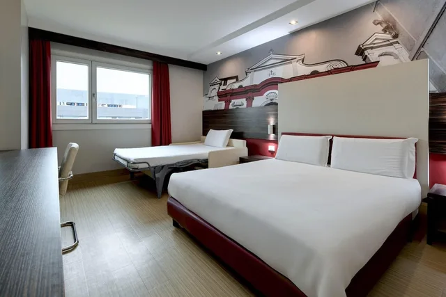 غرفة قياسية رباعية بسرير مزدوج وسريرين منفصلين، B&B Hotel Trento 5/9
