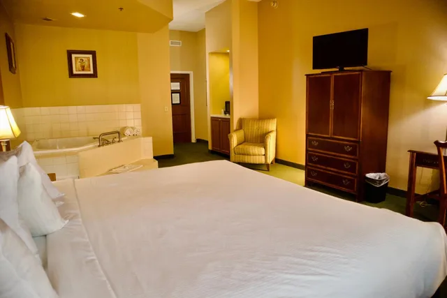 غرفة بسرير كينج بحوض جاكوزي، Hotel Mead 1/10