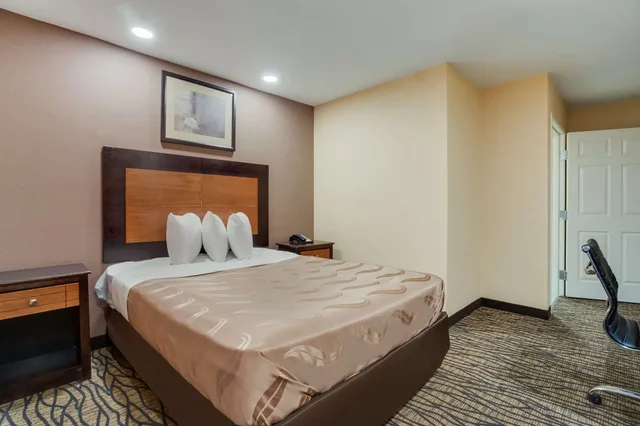 غرفة قياسية بسرير كينج، Quality Inn Lees Summit Kansas City 5/6
