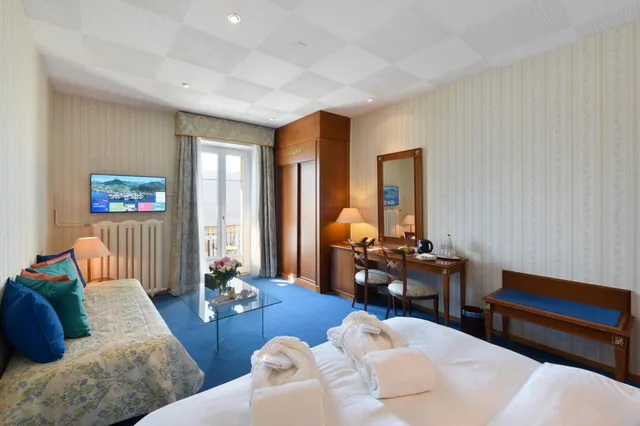 غرفة سوبيريور ثلاثية بسرير فردي بإطلالة على البحيرة، GOLF HOTEL RENE CAPT 8/9