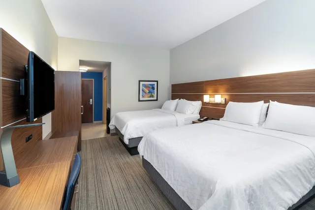Standard, 2 Queen Beds, Extra Floor Space، Holiday Inn Express Hotel Suites Talladega 1/4