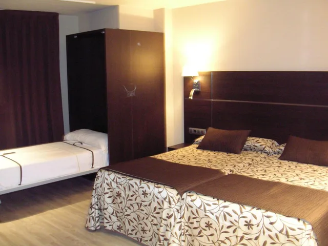 غرفة ثلاثية بسرير مزدوج وسرير فردي، HOTEL FRANCISCO II 1/2