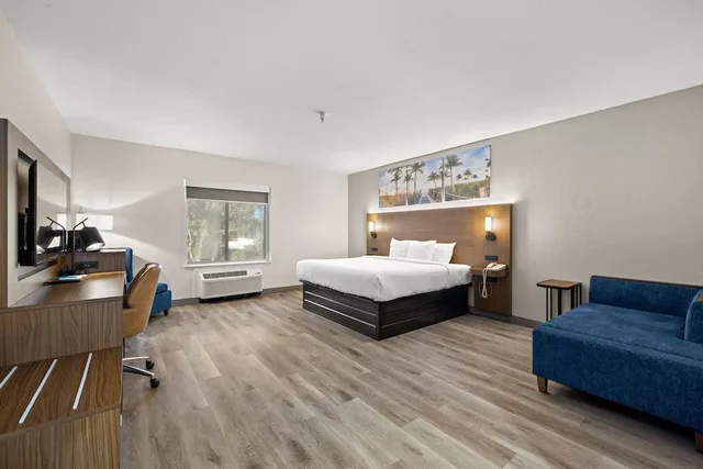 جناح بسرير كينج مع أريكة لذوي الإعاقة، Clarion Pointe Lakeland I-4 5/7