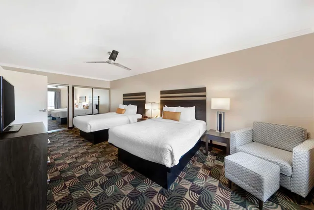 جناح عائلي بسريرين كوين مع أريكة بمنطقة جلوس، Best Western Plus Country Park Hotel 6/7