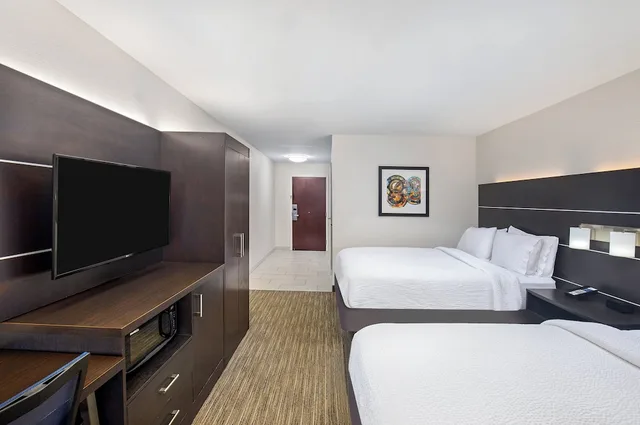 غرفة قياسية بسريرين كوين لذوي الإعاقة، Holiday Inn Express And Suites Locust Grove 2/5